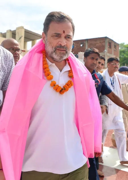 राहुल गांधी पहुंचे औरंगाबाद के देव सूर्य मंदिर, पूजा अर्चना कर दूसरे दिन यात्रा की शुरुआत की