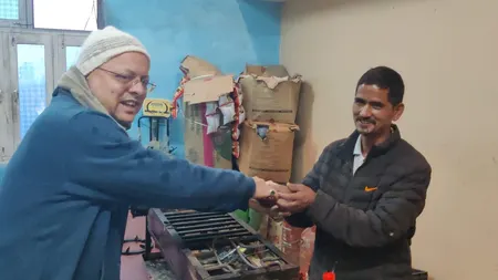 मुख्यमंत्री धामी ने भराड़ीसैंण में चाय बनाकर लोगों को पिलाई, विकास योजनाओं पर लिया फीडबैक