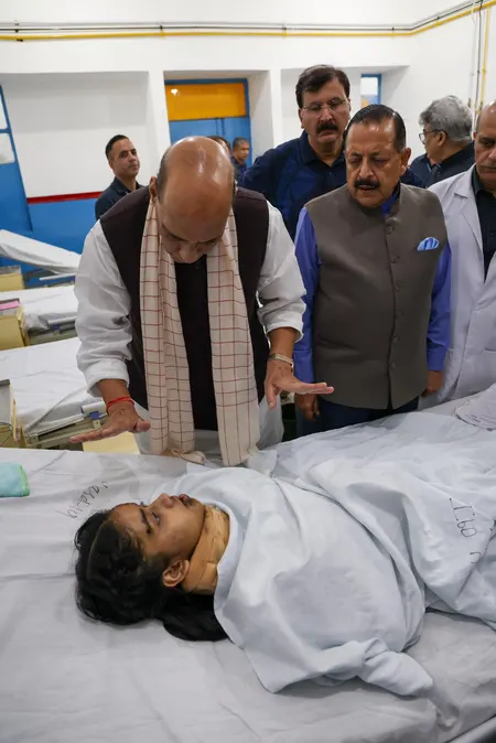 किश्तवाड़ आपदा : रक्षा मंत्री राजनाथ सिंह घायलों से मिले, कहा- पीएम मोदी घटना को लेकर चिंतित