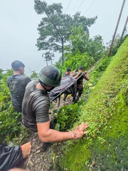 भारतीय सेना की व्हाइट नाइट कोर ने भूस्खलन के बाद वैष्णो देवी, कटरा में राहत अभियान चलाया