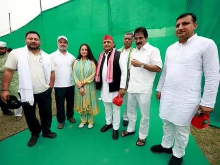 ‘वोटर अधिकार यात्रा’ में शामिल हुए सपा प्रमुख अखिलेश यादव