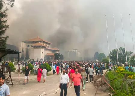 नेपाल हिंसक प्रदर्शन : काठमांडू में फंसे भारतीय नागरिक, जर्मन पर्यटक ने कहा- 'मारे जा रहे निर्दोष लोग'