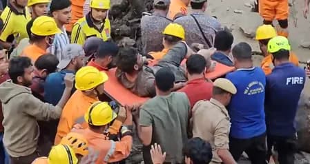 चमोली: 16 घंटे बाद मलबे से जिंदा निकाला गया व्यक्ति, नंदानगर में राहत-बचाव कार्य जारी