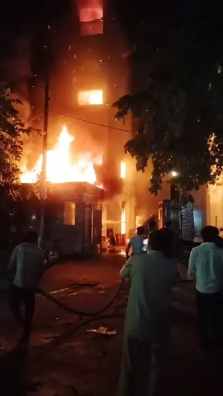 ग्रेटर नोएडा : प्लास्टिक की फैक्ट्री में लगी भीषण आग, फायर ब्रिगेड की टीम मौके पर जुटी