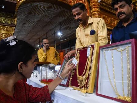 सोना वैश्विक स्तर पर रिकॉर्ड तेजी से एमसीएक्स पर 1.22 लाख रुपए के पार