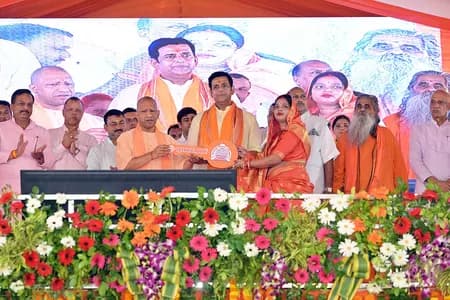 गरीबों का दीपावली से पहले घर का सपना साकार, सीएम योगी ने गोरखपुर में 160 परिवारों को सौंपी फ्लैट की चाबी