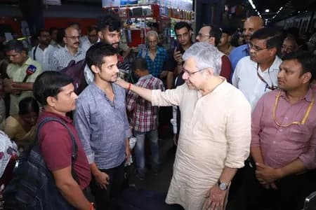 रेल मंत्री अश्विनी वैष्णव ने नई दिल्ली रेलवे स्टेशन पर यात्रियों के लिए व्यवस्था का किया आकलन