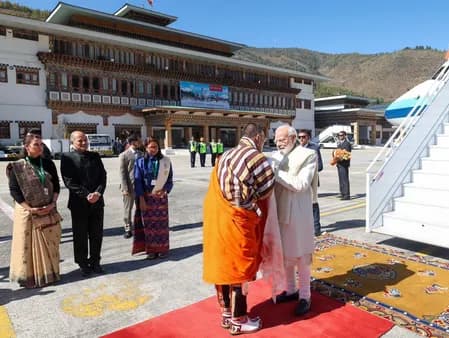 प्रधानमंत्री मोदी ने भूटान में गर्मजोशी भरे स्वागत के लिए जताया शेरिंग तोबगे का आभार