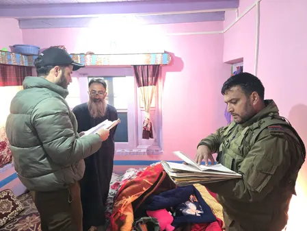 जम्मू-कश्मीर में आतंकवाद की कमर तोड़ने वाला एक्शन, सुरक्षाबलों ने छापे के बाद हिरासत में लिए कई संदिग्ध