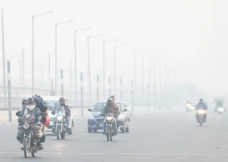 एनसीआर में कड़ाके की ठंड शुरू, तापमान 2 डिग्री लुढ़का; मामूली सुधार के बावजूद एक्यूआई 'खराब' श्रेणी में बरकरार