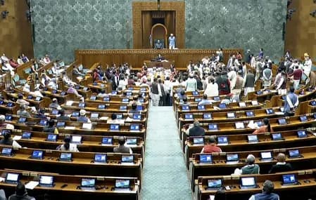 लोकसभा में एसआईआर को लेकर हंगामा, स्पीकर ओम बिरला ने विपक्ष को दी शिष्टाचार की हिदायत