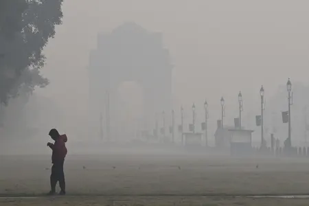 एनसीआर में सीजन का पहला घना कोहरा, प्रदूषण ने बढ़ाई चिंता
