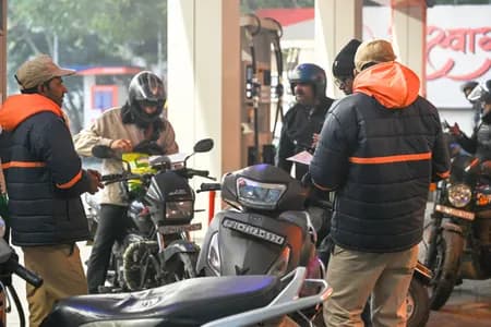 आपूर्ति बाधित होने के बावजूद भारत में फिलहाल पेट्रोल-डीजल की कीमतें बढ़ने की संभावना कम