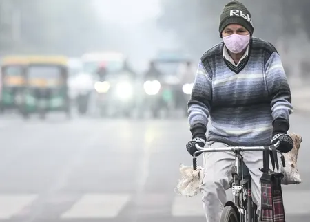 दिल्ली-एनसीआर : जहरीली हवा का कहर, एक्यूआई 400 के पार; 25 दिसंबर से और गिरेगा तापमान
