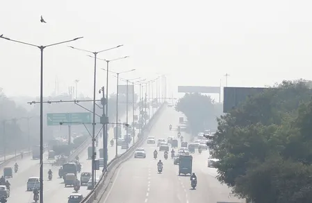 एनसीआर में प्रदूषण और कोहरे का डबल अटैक: विजिबिलिटी शून्य, जनजीवन अस्त-व्यस्त