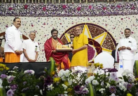उपराष्ट्रपति ने श्रीशक्ति अम्मा के चैरिटेबल कार्यों को सराहा, बोले- शिक्षा, जल और पर्यावरण संरक्षण ही असली दिव्य सेवा