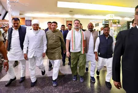 राहुल गांधी ने इंदौर के दूषित जल पीड़ितों से मुलाकात की