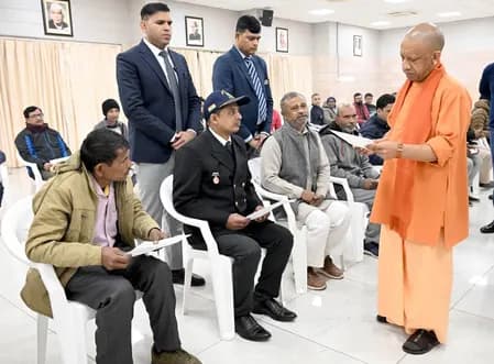 'जनता दर्शन' में आई महिला ने सीएम योगी को सुनाया दुखड़ा, पुलिस आयुक्त को तत्काल उचित कार्रवाई का निर्देश
