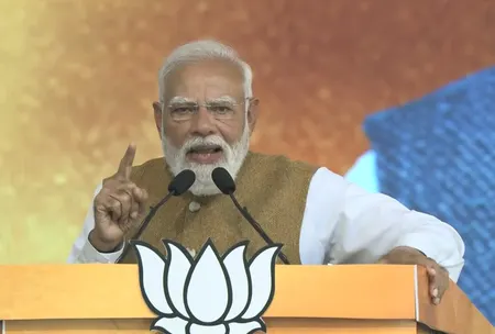 एलडीएफ और यूडीएफ ने केरल को बुनियादी सुविधाओं और बेहतर ढांचे से वंचित रखा: पीएम मोदी