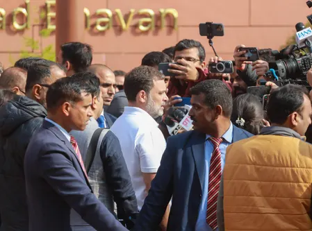 संसद परिसर में केंद्रीय मंत्री रवनीत बिट्टू और नेता प्रतिपक्ष राहुल गांधी के बीच तीखी नोंकझोंक
