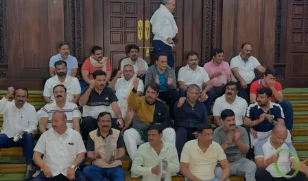 कर्नाटक शराब घोटाला: भाजपा-जेडीएस विधायकों ने विधानसभा में गुजारी रात, भजन-गीत और नारों के साथ सुबह फिर प्रदर्शन