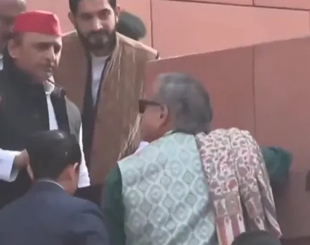'जिस दीए को तूफां में जलना होगा, उसे संभल‑संभल के चलना होगा', शशि थरूर ने शेयर किया वीडियो