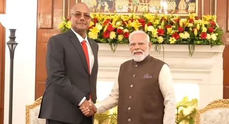 पीएम मोदी ने सेशेल्स के राष्ट्रपति से की मुलाकात, बोले- हिंद महासागर की लहरें सदियों से हमारे लोगों को जोड़ रही