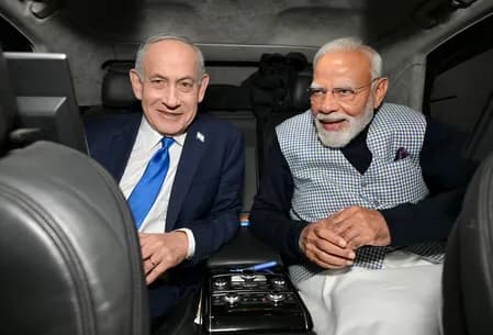 डिनर होस्टिंग के दौरान पीएम नेतन्याहू का इंडियन लुक, प्रधानमंत्री मोदी को चौंकाया