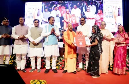 होली पर 1.86 करोड़ उज्ज्वला परिवारों को राहत, सीएम योगी ने जारी किए 1500 करोड़ रुपए