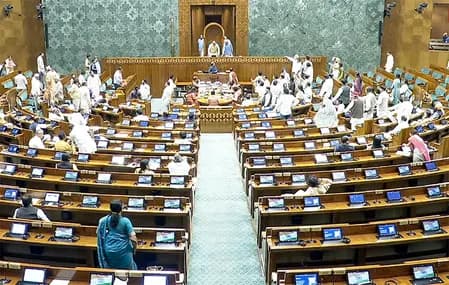एलजीपी संकट और 8 सांसदों के निलंबन पर लोकसभा में हंगामा, कार्यवाही स्थगित