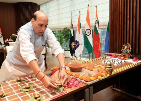 रक्षा मंत्रालय का नया भवन, राजनाथ सिंह ने नवनिर्मित कार्यालय में किया प्रवेश