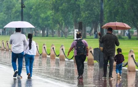 दिल्ली में हल्की बारिश की संभावना, गरज के साथ बारिश और तेज हवाओं की चेतावनी