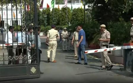 दिल्ली विधानसभा में सुरक्षा में सेंध, हाई-सिक्योरिटी गेट तोड़कर घुसी कार
