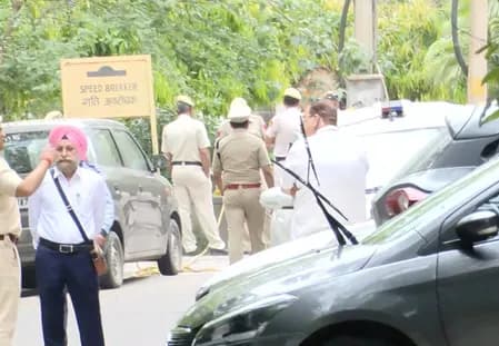 पवन खेड़ा के घर असम पुलिस की रेड, हिमंता सरमा की पत्नी ने दर्ज कराई थी FIR