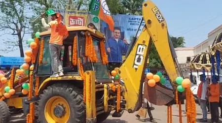 बुलडोजर पर निकली भाजपा उम्मीदवार की रैली, नामांकन बना चर्चा का विषय