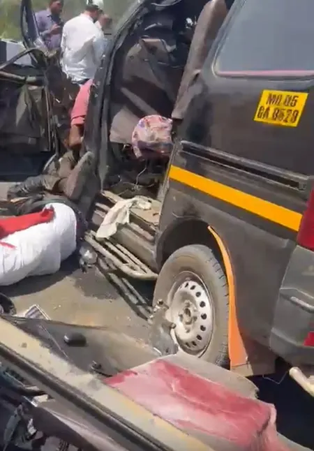 मुंबई के कल्याण में डंपर और ईको कार की टक्कर, नौ लोगों की मौत