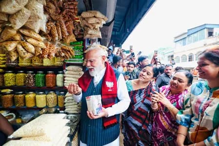 पश्चिम बंगाल: चुनावी रैली के बाद जनता के बीच पहुंचे पीएम मोदी, झालमुड़ी का लिया आनंद
