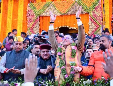 बद्रीनाथ धाम पहुंचे सीएम धामी, प्रधानमंत्री मोदी के नाम से की प्रथम पूजा-अर्चना