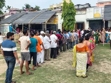 पश्चिम बंगाल में दोपहर 1 बजे तक 62 फीसदी मतदान, तमिलनाडु में 56.81 प्रतिशत वोट पड़े