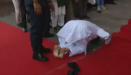 पश्चिम बंगाल विधानसभा में सुवेंदु अधिकारी की अनूठी एंट्री, दी दंडवत प्रणाम