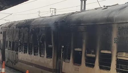 बिहार के सासाराम रेलवे स्टेशन पर मचा हड़कंप, पैसेंजर ट्रेन की बोगी में लगी भीषण आग