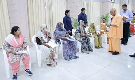 ‘जनता दर्शन’ में सीएम योगी ने सुनीं लोगों की समस्या, बिहार से पहुंची महिला का भी किया अभिवादन