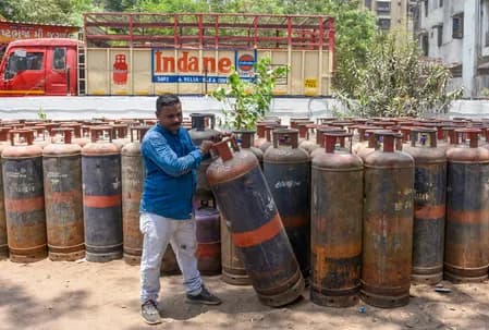 कमर्शियल एलपीजी सिलेंडर फिर महंगा, दिल्ली में कीमत ₹42 बढ़ी