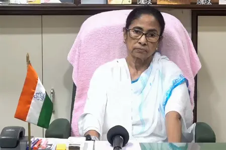 पश्चिम बंगाल: धरने के जरिए मैदान में उतरेंगी ममता बनर्जी, टीएमसी विधायकों की मौजूदगी पर नजर