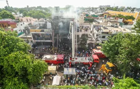 लखनऊ अग्निकांड: चार अधिकारी निलंबित, बिल्डिंग मालिक फरार