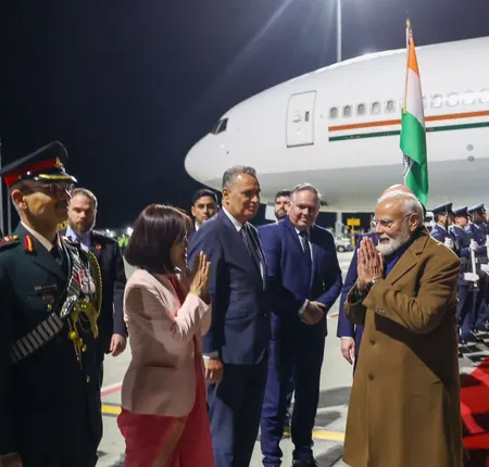 न्यूजीलैंड पहुंचे पीएम मोदी, लक्सन ने किया स्वागत