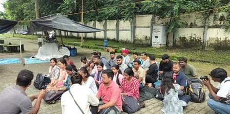 परीक्षाएं रद्द होने से नौकरी गई, झारखंड में कर्मियों का मंत्रालय के बाहर प्रदर्शन