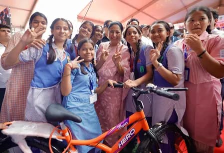 दिल्ली में छात्राओं को बड़ी सौगात, सीएम रेखा गुप्ता ने वितरित कीं 3,000+ साइकिलें