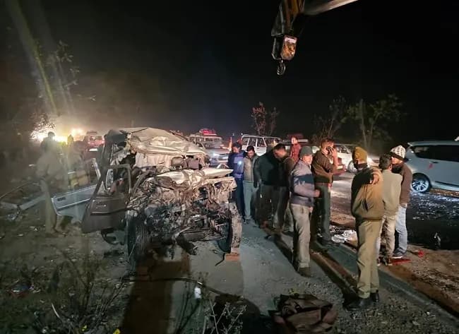 प्रयागराज के मेजा में तीर्थयात्रियों की बस और बोलेरो में टक्कर, 10 की मौत