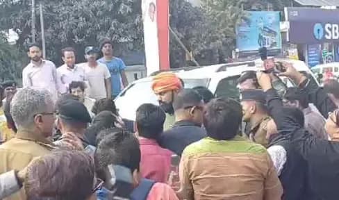 सम्राट चौधरी की गाड़ी के आगे छात्रा ने लगाई छलांग
